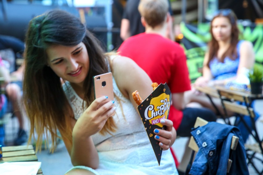 "Żarcie na kółkach". Foodtrucki znów zjechały do Krakowa