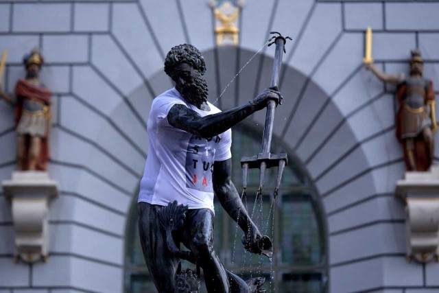 Gdańskie pomniki w koszulkach z napisem "Konstytucja". Na zdjęciu posąg Neptuna