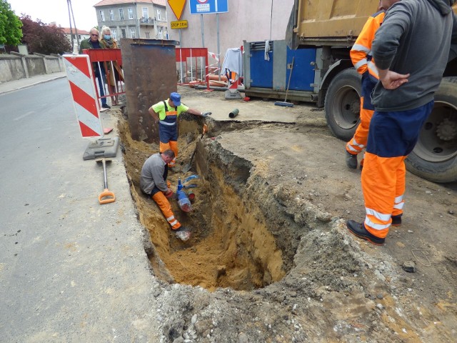 Prace realizowane w Kożuchowie przez przedsiębiorstwo USKOM prowadzone są m.inn. na drogach wojewódzkich nr 283 i 297. Na odcinku ulicy Nowosolnej ruch odbywa się wahadłowo.USKOM prosi mieszkańców i użytkowników dróg o zachowanie szczególnej ostrożności i wyrozumiałość.