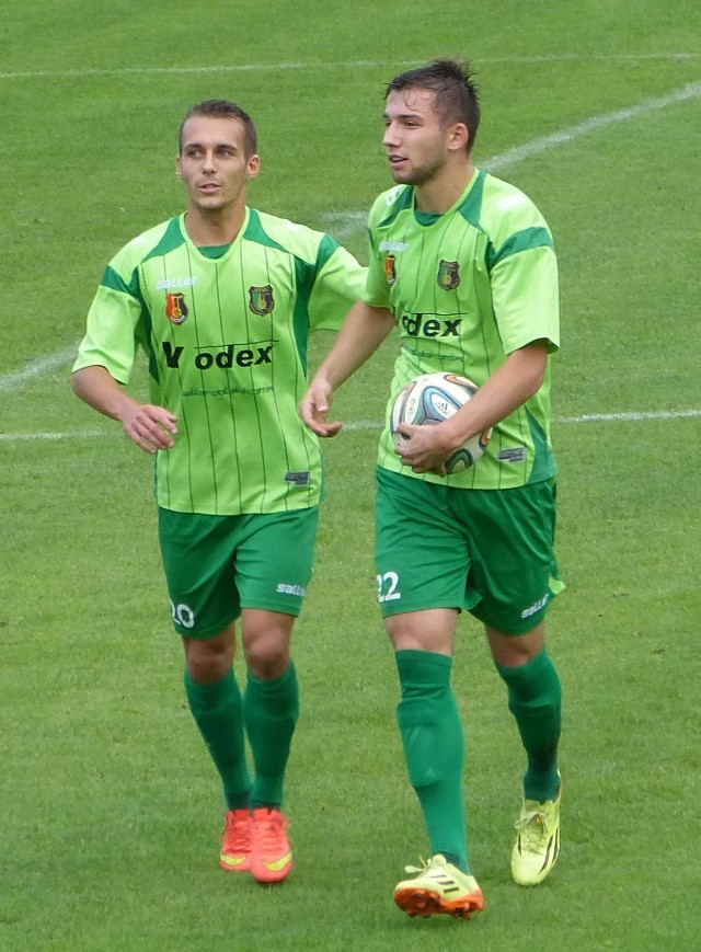 Radosław Mikołajczak (z lewej) i Łukasz Sekulski strzelili gole dla Stali Stalowa Wola w meczu z Wisłą w Puławach.