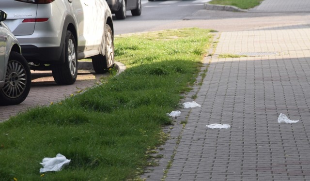 Jednorazowe rękawice foliowe oraz jednorazowe maseczki fruwające po mieście moga rozsiewac koronawirusa.Zobacz kolejne zdjęcia. Przesuwaj zdjęcia w prawo - naciśnij strzałkę lub przycisk NASTĘPNE