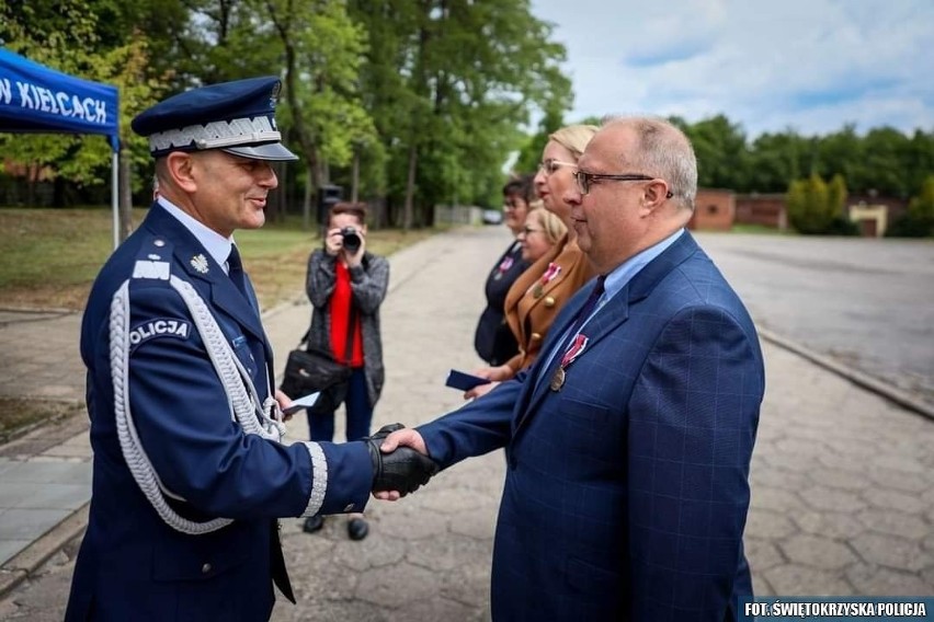 Wójt Krasocina Ireneusz Gliściński z medalem "Za Zasługi dla Policji". Zobacz zdjęcia