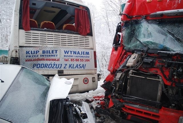 W porannym karambolu brały udział cztery samochody - dwie...