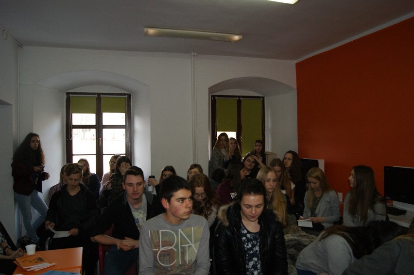 Młodzież z Gubina podczas warsztatów dziennikarskich.