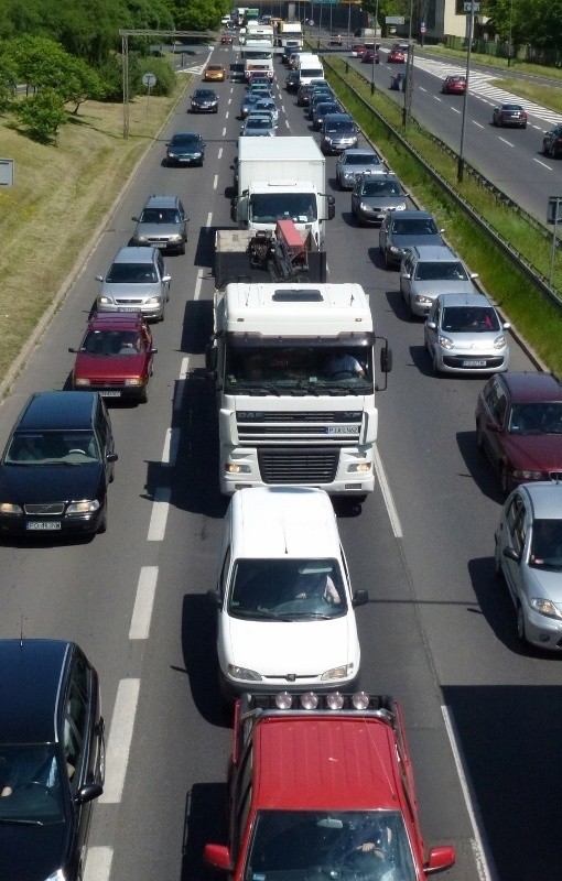 Już w środę na Niestachowskiej tworzyły się ogromne korki....