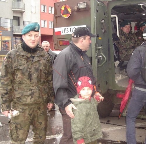 O zostaniu żołnierzem zawodowym myśli Kuba ze Stargardu, który z zainteresowaniem oglądał wojskowego Rosomaka. - Mam w domu nawet grę o żołnierzach - chwali się Kuba.