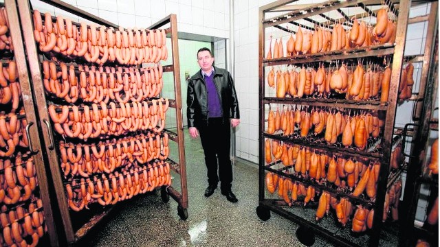 Asortyment spółdzielni w Pruszczu to aż kilkadziesiąt pozycji wędlin: kiełbasy, szynki, parówki, kabanosy. Firma zapewnia, że do ich produkcji używa mięsa 