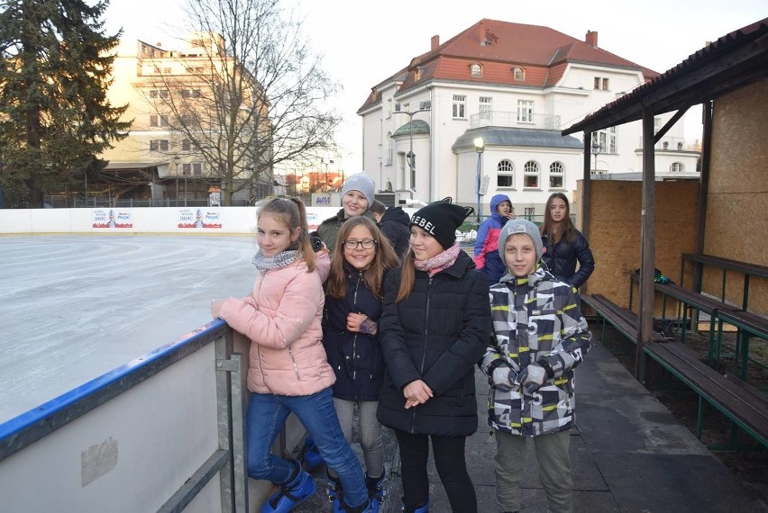 Lodowisko w Stargardzie otwarte w nowym miejscu. Pierwsi łyżwiarze już na lodzie [ZDJĘCIA]