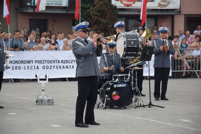 Parada i tańce instrumentalistów w Skale. Festiwal Orkiestr Wojskowych i Dętych