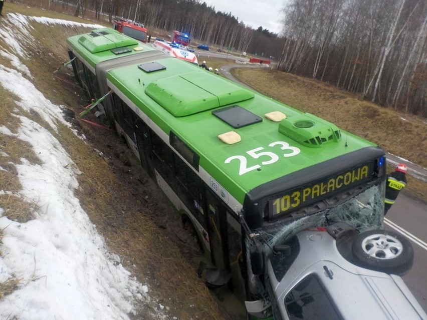 Wypadek autobusu 103 w Łyskach. Siedem osób zostało rannych