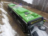 Łyski: Wypadek autobusu 103. Empek przewrócił się na bok po zderzeniu z osobówką. Dziewięć osób rannych [ZDJĘCIA]