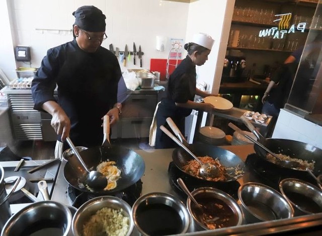 W Radomiu coraz częściej można spotkać cudzoziemskich pracowników, w tym przybyszów z Azji. Na zdjęciu personel kuchni w tajskiej restauracji Pa Ta Thai.