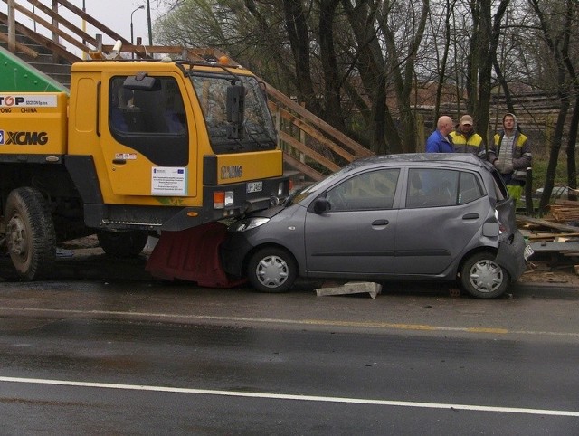 Jedno z aut wbiło się w przód dźwigu pracującego przy budowie Kładek na Gdańskiej.