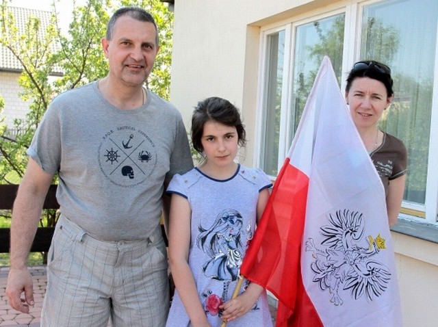 - Flagę powinno wywieszać się we wszystkie uroczystości państwowe. Jest to obowiązek każdego Polaka - patrioty &#8211; uważają radomianie Anna i Robert Dąbrowa z córką Olą, uczennicą V klasy.