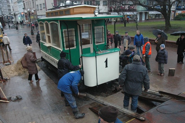 Zabytkowa bimba stoi na Wełnianym Rynku od stycznia 2005 r.