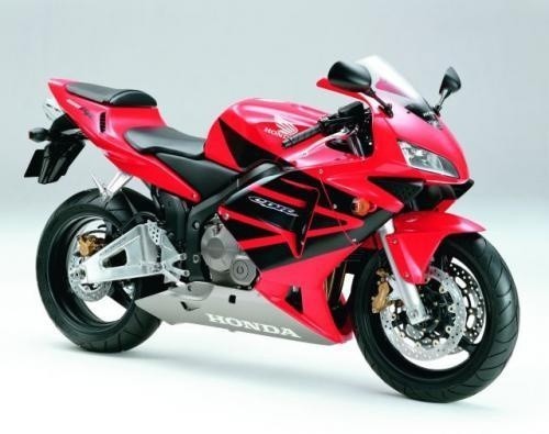 Fot. Honda: Honda CBR 600 RR to motocykl klasy Supersport za 48 900 zł. Moc silnika 117 KM, prędkość 262 km/h.