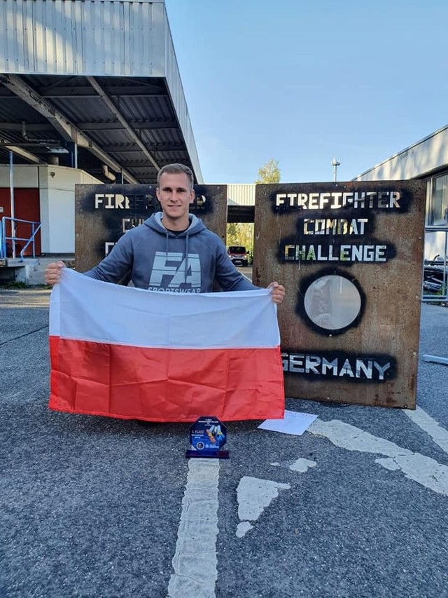 Jarosław Płotkowski, strażak z KM PSP w Toruniu, zajął trzecie miejsce w kategorii M18 i ósme w kategorii OPEN podczas zawodów Firefighter Combat Challenge Germany 2021 rozegranych w Berlinie.