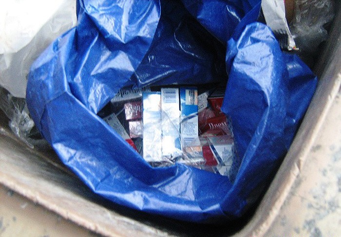 Gajowa: Rynek. Papierosy z przemytu w koszu na śmieci (zdjęcia)