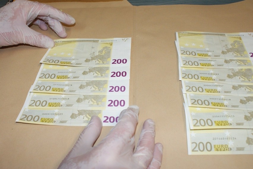 Uwaga! Fałszywe euro w obiegu [ZDJĘCIA]. Para chciała dać łapówkę policjantom