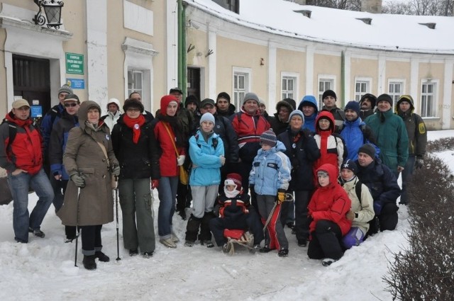 Uczestnicy pierwszej tegorocznej wędrówki - koneckiego Rajdu Zimowego.