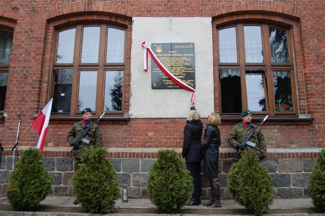 Do tej pory postać żołnierza niezłomnego z Mroczy upamiętniała tablica odsłonięta w 2014 r. na murze Szkoły Podstawowej w Mroczy.