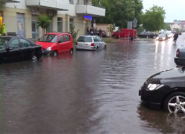Ulica Zachodnia w Białymstoku zalana po burzy 28.05.2019