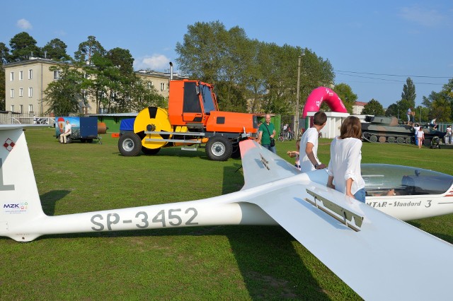 Szybowiec Aeroklubu Stalowowolskiego na Pikniku Industrialnym, za nim wyciągarka do szybowców