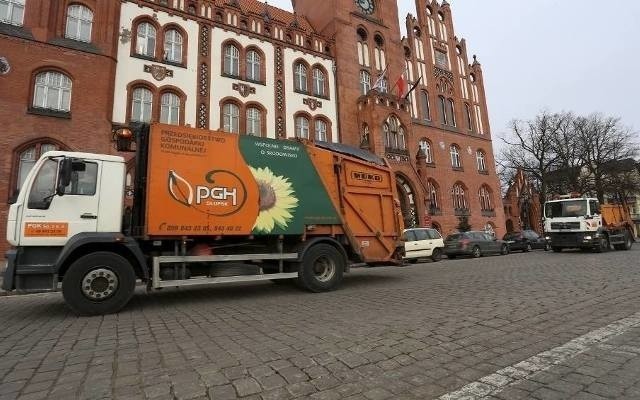 Komentarz prezydent Słupska na temat opłat za odpady na podstawie zużycia wody. Pzzedsiębiorca odpowiada
