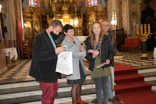 W XXIV Festiwalu Piosenki Religijnej w Goworowie wzięły udział 3 zespoły i 10 solistów, a Jerzy Gromadzki, już poza częścią konkursową, zagrał na harmonijce.