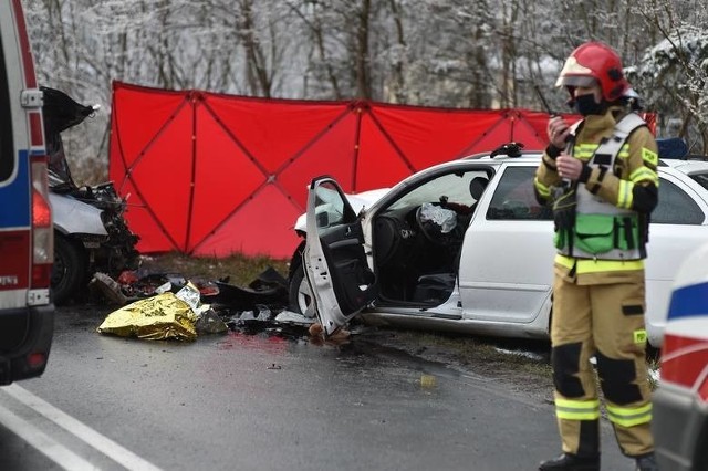 Do wypadku doszło 19 marca br. pod Lesznem. Ucierpiały trzy osoby: 5-letni Maks, 3-letni Staś oraz ich mama Ania. W wypadku zginął niespełna roczny braciszek chłopców. Sprawca wypadku trafił do aresztu. Prokuratura czeka na wyniki badań, które wykażą, czy 33-latek faktycznie prowadził pod wpływem narkotyków.Najtragiczniejsze wypadki w Wielkopolsce