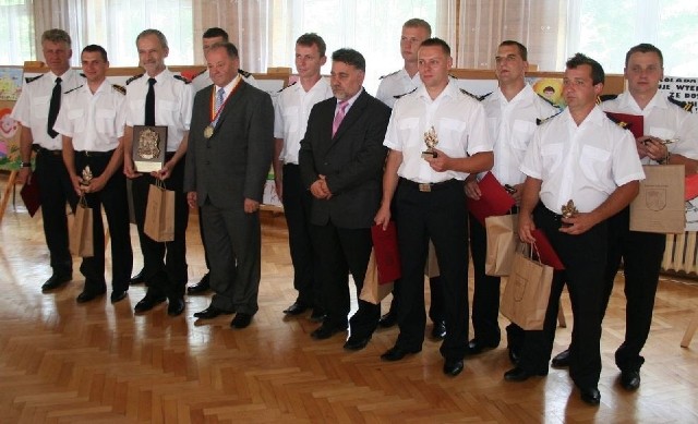 Nagrodzeni strażacy na sesji Rady Powiatu Niżańskiego.