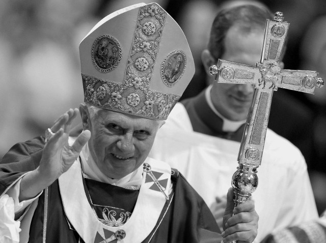 Nie żyje Benedykt XVI. Papieża seniora wspomina biskup toruński Wiesław Śmigiel. Podkreśla, że to właśnie dzięki Benedyktowi XVI miał możliwość dołączenia do grona następców Apostołów