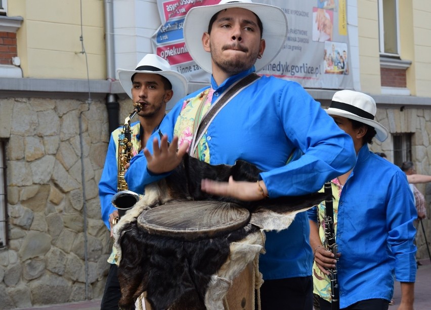 Gorlice. Festiwal Świat pod Kyczerą. Przez miejski deptak przeszedł barwny korowód artystów z różnych stron świata