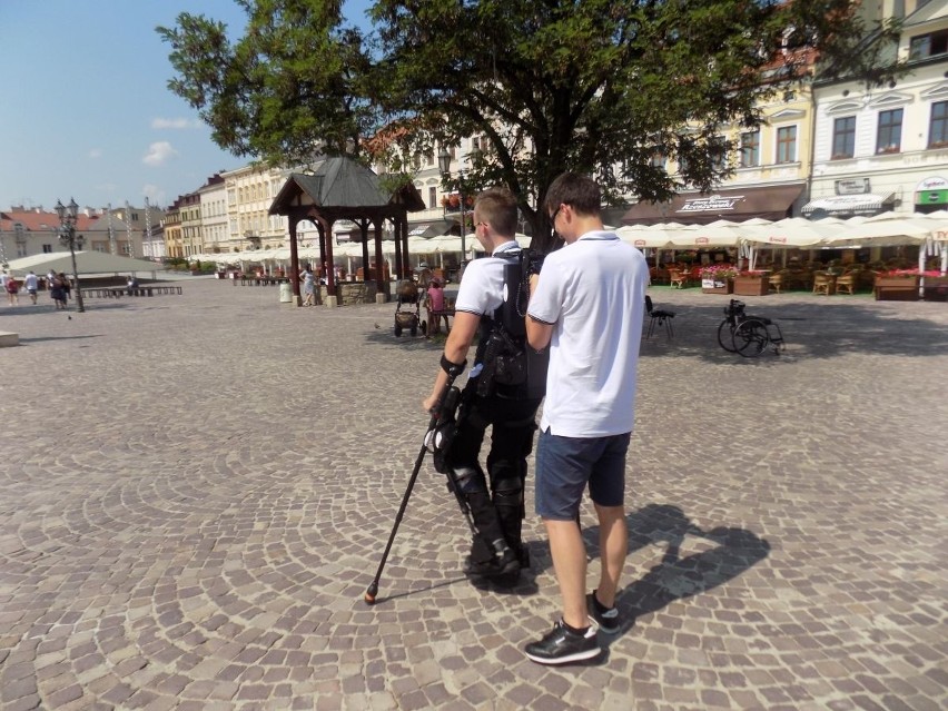 Michał spacerował rzeszowskim po Rynku, mimo że nie może chodzić