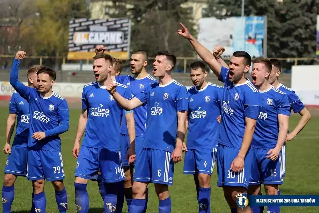 Piłkarze Unii Tarnów cieszyli się po zwycięstwie z Tarnovią