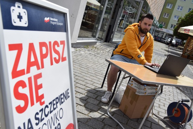 Punkt zapis&oacute;w na szczepienia czynny jest od 10.00 do 16.00.