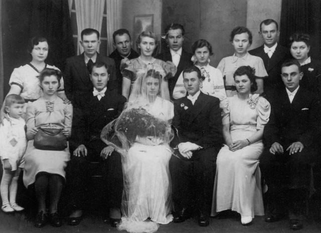 Ślub mojej siostry ciotecznej Heleny i Edwarda Suszczyńskich, Boże Narodzenie 1940 r.  Z lewej strony stoję z rodzicami.