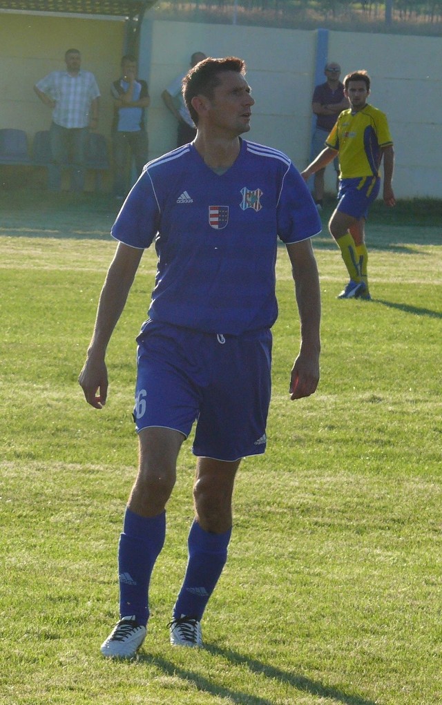 Wisła Sandomierz wygrała rywalizację fair play w czwartej lidze. Na zdjęciu grający trener tej drużyny Tadeusz Krawiec.