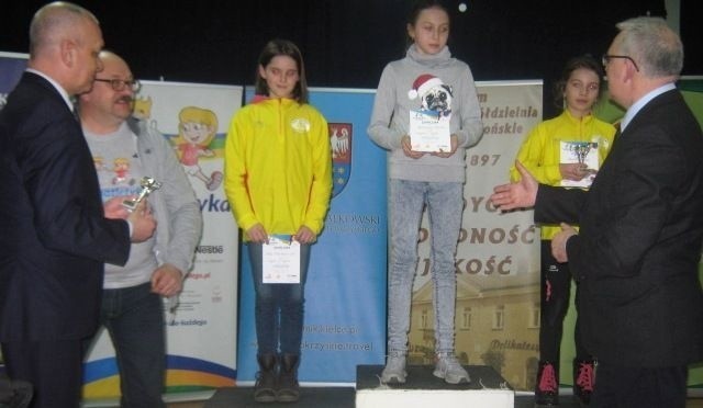 Reprezentujące powiat buski Nadia Kowalska-Drob i Izabela Banaś (w żółtych strojach) stanęły nas podium biegów przełajowych w Końskich.