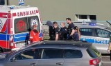 Rybnik: Agresywny mężczyzna wpadł w furię i wymachiwał nożami. Groził zabiciem policjantów. Musieli użyć paralizatora