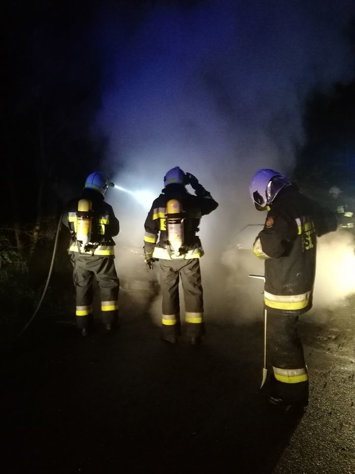 Pożar samochodu w Wandzinowie w gminie Odrzywół. Strażacy walczyli, ale wozu nie udało się uratować 