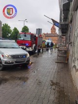 Wypadek w Gliwicach. Fiat uderzył w rusztowanie na ulicy Częstochowskiej. Zrobiło się niebezpiecznie, bo mogło ono runąć ZDJĘCIA