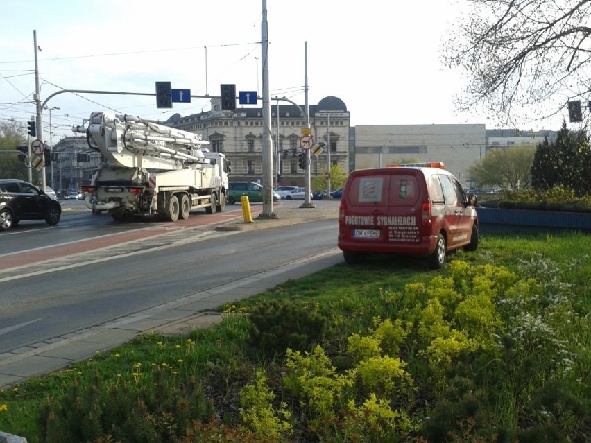 Pożar skrzynki energetycznej na pl. Jana Pawła II. Nie działały światła [FOTO]