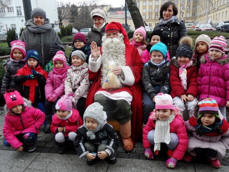 Święty Mikołaj spotkał się z dziećmi z częstochowskich szkół...