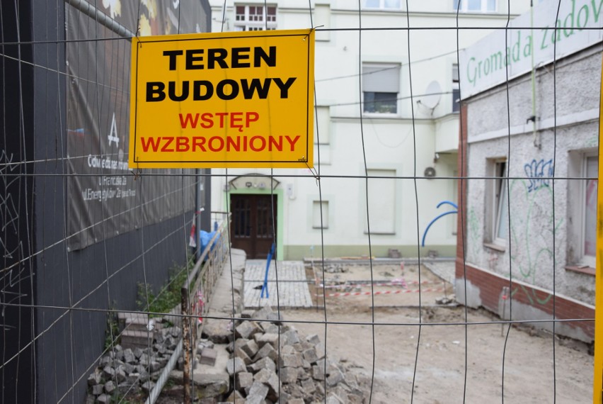 Niektóre odnowione, z siłownią pod chmurką. Inne remontów...