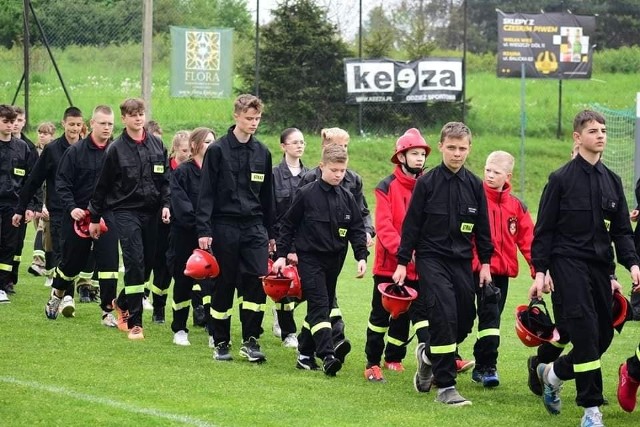 Zawody młodzieżówki strażackiej z gminy Wielka Wieś na boisku w Bęble