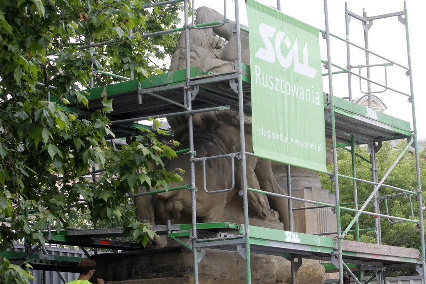 Wrocław: Naprawiają ogon lwa przy fontannie na pl. Jana Pawła II (ZDJĘCIA)