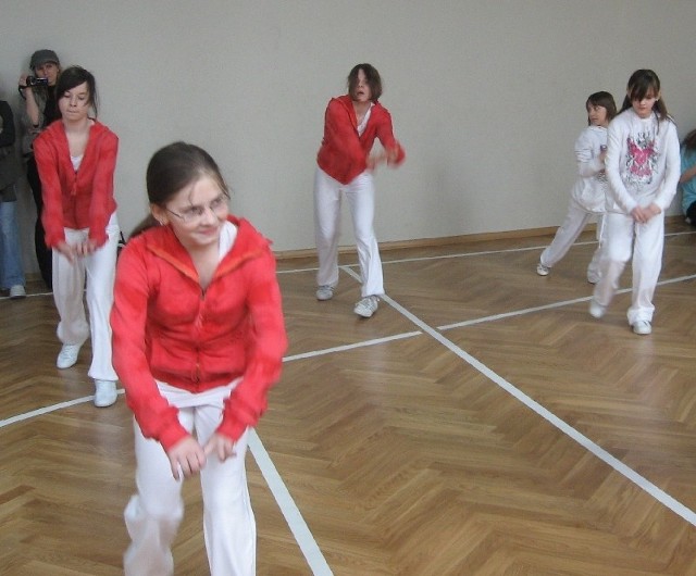 Tańczy grupa Perfeckt II ze szkoły podstawowej numer 19 w Radomiu pod opieką Wiolety Żelazowskiej