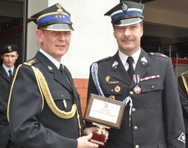 Zastępca komendanta powiatowego straży starszy brygadier Grzegorz Młynarczyk otrzymał od swego przyjaciela, wiceburmistrza Końskich Jerzego Rąbalskiego elegancką statuetkę.