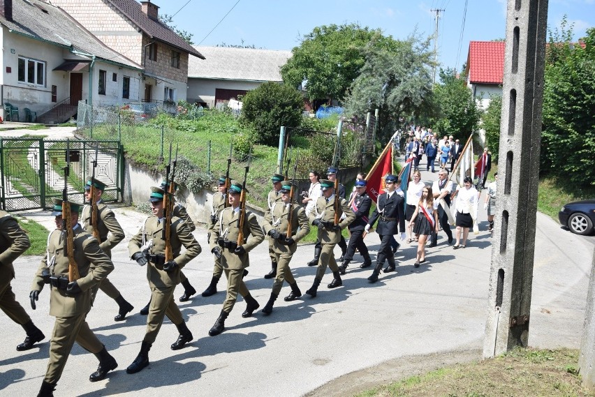 Hołd dla 30 ofiar pacyfikacji Radwanowic w miejscu kaźni hitlerowskiej. Wspomnienia bestialskiego mordu [ZDJĘCIA] 